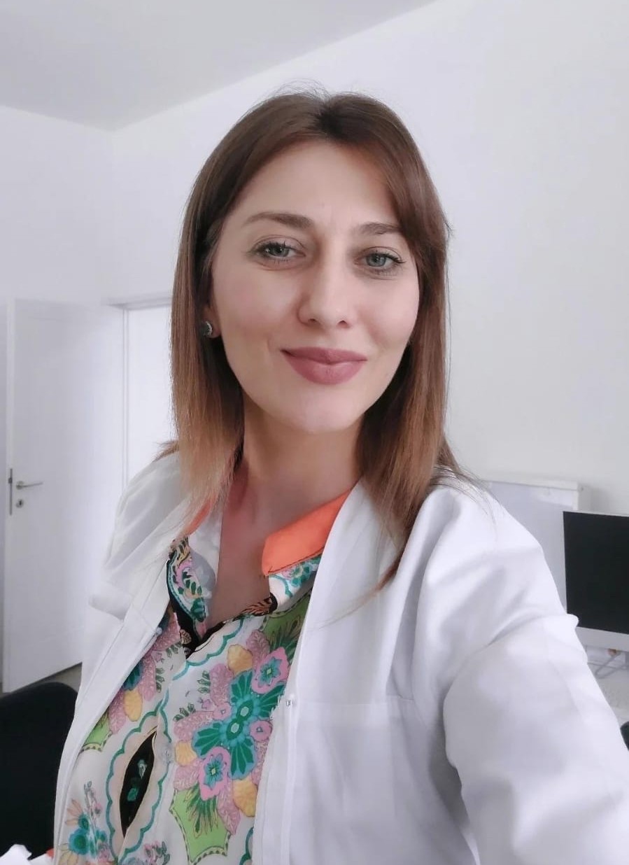 Dr. Irina Sîrbu, medic specialist pneumologie efectuând consultație la Senologica Victoria